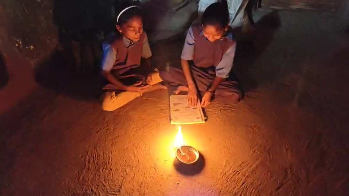 विकास से कोसों दूर हैं आदिवासी : गांव में न सड़क, न बिजली, न पानी, न आंगनबाड़ी और न ही स्वास्थ्य सुविधा, ग्रामीण कई बार गुहार चुके पर अब तक कोई सुनवाई नहीं