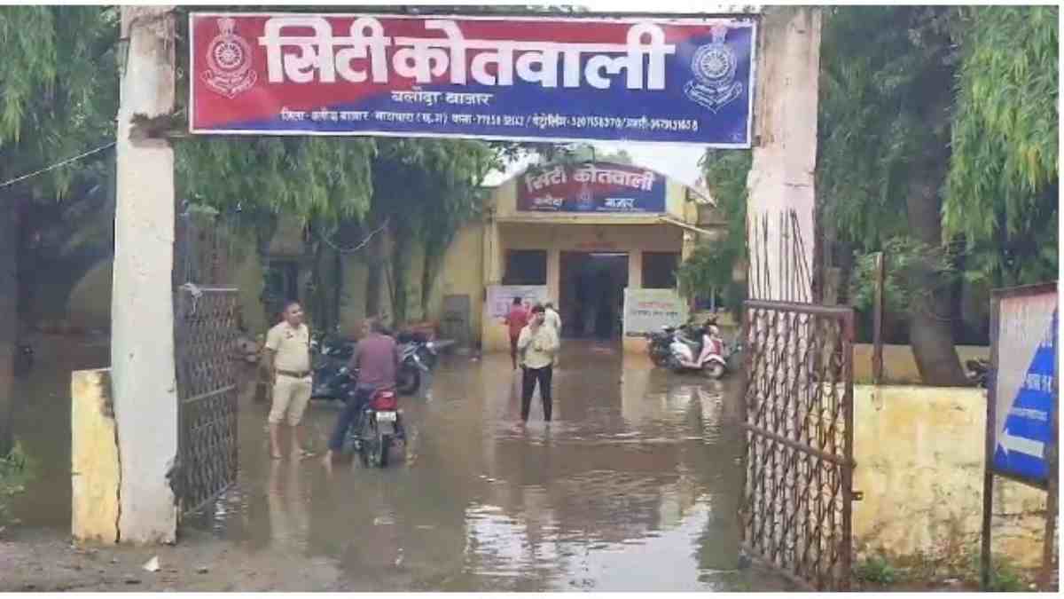 मूसलाधार बारिश से थाने और घरों में भरा पानी VIDEO : प्रशासन ने रात में ही अवैध कब्जा हटाकर नालियों की कराई सफाई, लोगों को मिली राहत