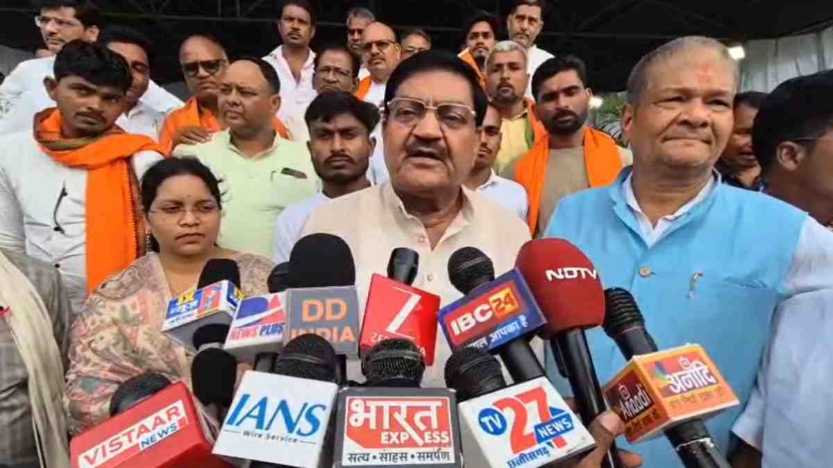 जिस कार्यक्रम में शामिल हुए उसका ही नाम भूल गए खाद्य मंत्री दयालदास, लोगों से पूछा – 50 साल पहले क्या हुआ था, VIDEO हो रहा वायरल