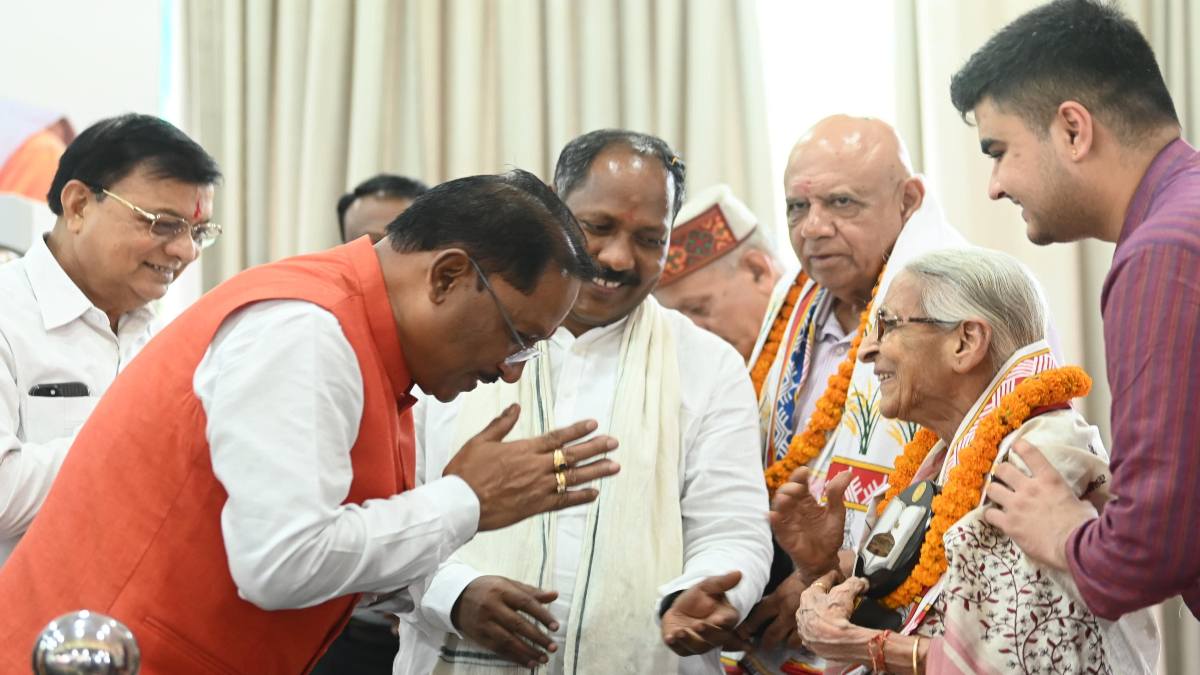 आपातकाल स्मृति दिवस: CM ने लोकतंत्र सेनानियों को किया सम्मानित, कहा- इनका संघर्ष हम सबके लिए प्रेरणास्रोत…