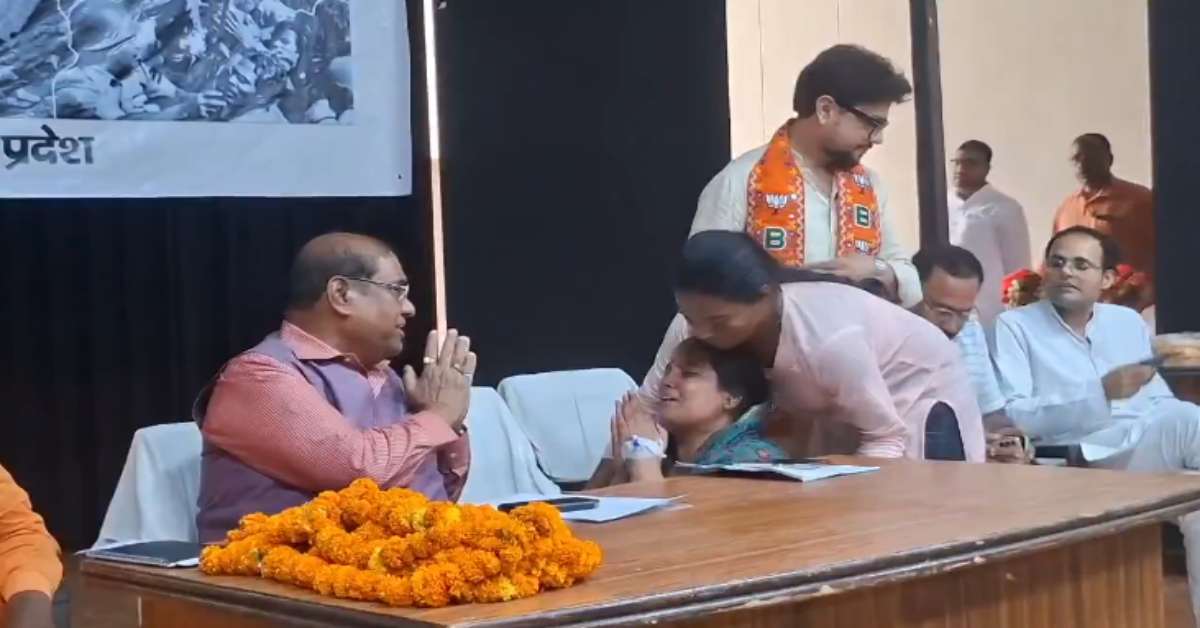 भैया मुझे न्याय दिला दो..! BJP सांसद बृजलाल के पैरों पर गिरीं उन्हीं की पार्टी की महिला जिलाध्यक्ष, VIDEO में देखें गिड़गिड़ाते हुए क्या कहा…