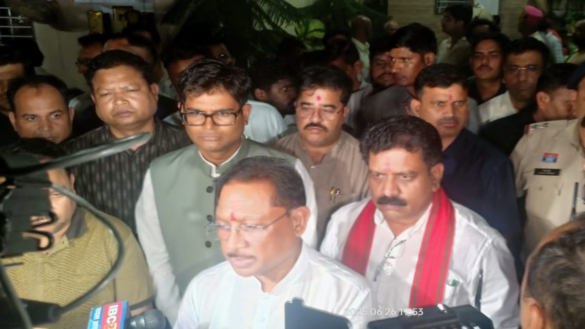 दिवगंत डॉ. सुरेंद्र दुबे के घर पहुंचे CM विष्णुदेव साय, अर्पित की विनम्र श्रद्धांजलि, परिजनों को बंधाया ढांढस…