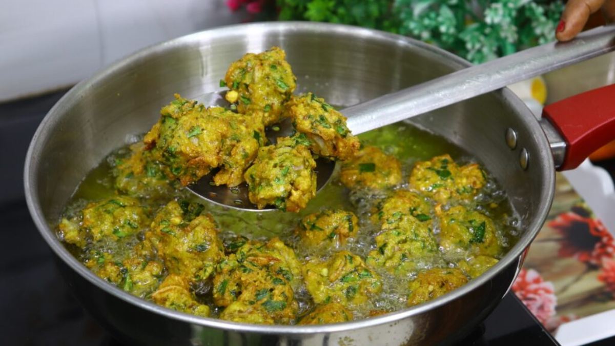 बरसात में चाय के साथ बनाएं क्रिस्पी पोहा पकौड़े, जानें झटपट और आसान रेसिपी