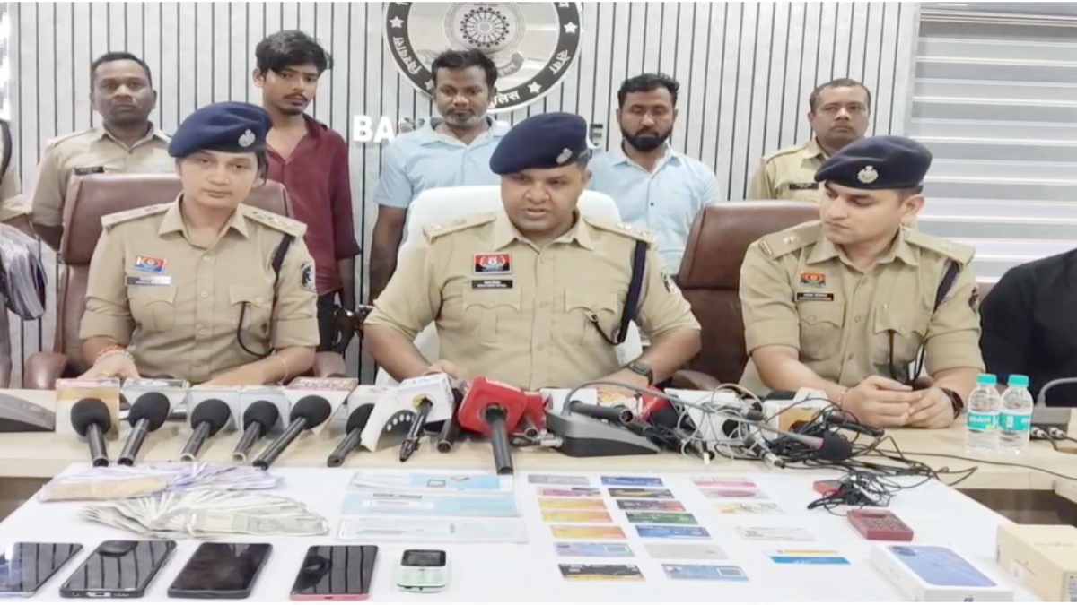 3 अंतरराज्यीय साइबर ठग गिरफ्तार : APK फाइल के जरिए हैक किया मोबाइल, फिर निकाला लोन, मुख्य आरोपी के खिलाफ दर्ज है एक करोड़ से ज्यादा के ठगी के मामले