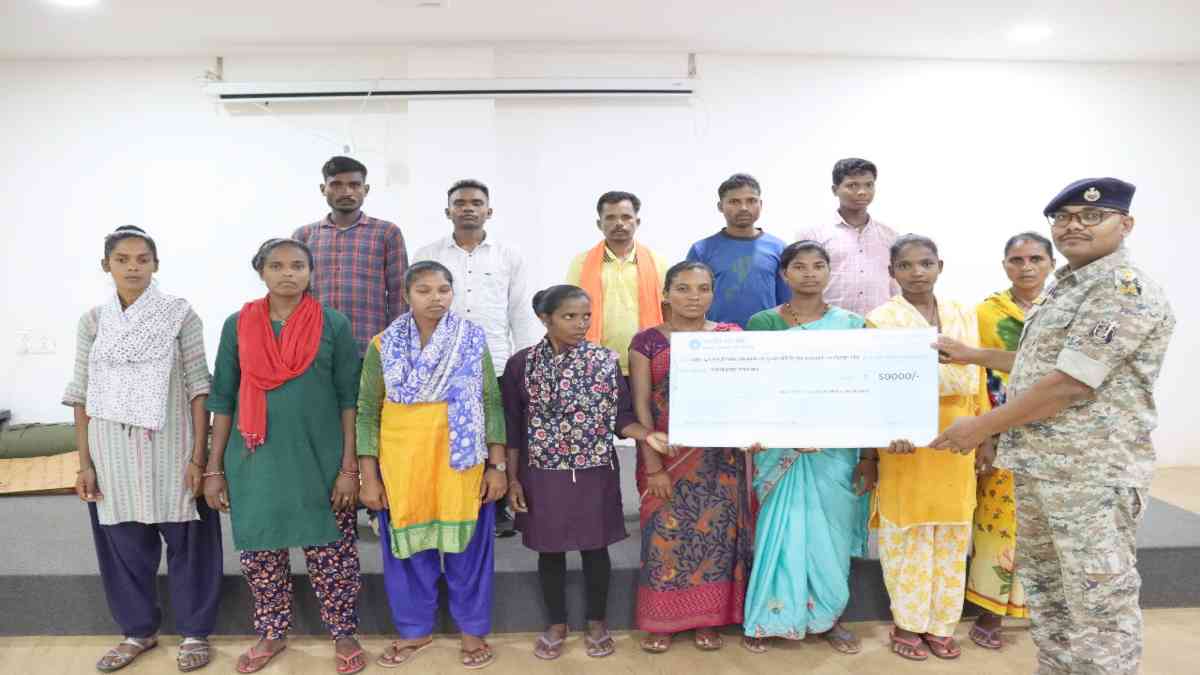 13 नक्सलियों ने किया सरेंडर, सरकार की नीति से प्रभावित होकर छोड़ा हिंसा का रास्ता