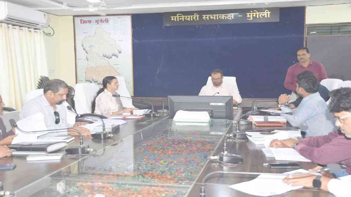 निर्माण कार्यों की धीमी गति पर कलेक्टर का फूटा गुस्सा : SDO, सब इंजीनियर को नोटिस जारी करने के दिए निर्देश, मनियारी बैराज योजना की जांच के लिए बनाई टीम, बिजली कटौती पर बोले – अब नहीं चलेगा बहाना