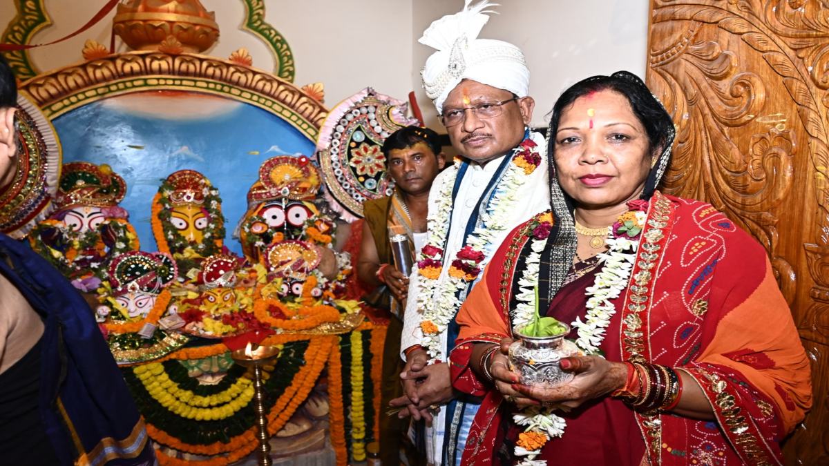 रथयात्रा : सीएम विष्णुदेव साय ने धर्मपत्नी के साथ की भगवान जगन्नाथ की विधि-विधान से पूजा, रथ यात्रा की परंपरा में निभाई छेरा-पहरा की रस्म