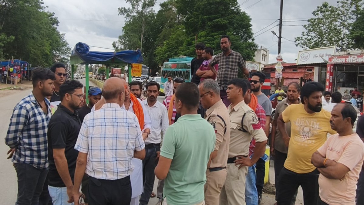 CG NEWS: बिजली-पानी के संकट को लेकर शहरवासियों का फूटा गुस्सा, चक्काजाम कर किया जमकर प्रदर्शन…