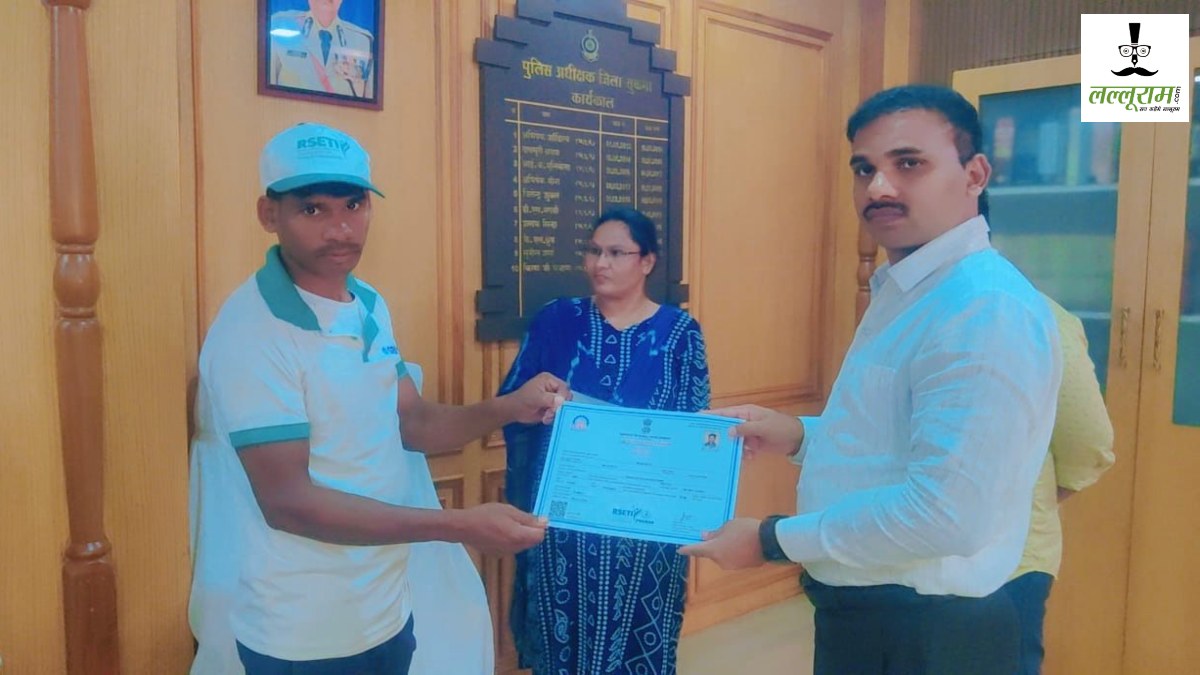 छत्तीसगढ़ : आत्मसमर्पित नक्सलियों को मिला राज मिस्त्री का प्रशिक्षण, SP किरण चव्हाण ने दिया प्रमाण पत्र…