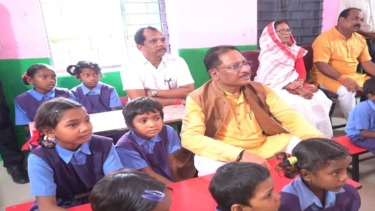CM विष्णु देव साय ने सम्पर्क स्मार्ट स्कूल और स्मार्ट ब्लॉक कार्यक्रम का किया शुभारंभ, शिक्षा क्रांति को बताया मील का पत्थर