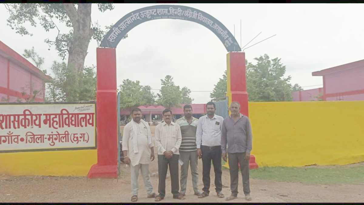 शिक्षा के नाम पर ये कैसा मजाक : आत्मानंद अंग्रेजी माध्यम स्कूल में दूसरे सत्र में भी एक भी टीचर नहीं, पालकों का अल्टीमेटम – या तो शिक्षक दो या स्कूल बंद करो… 80 छात्रों ने निकाल ली टीसी