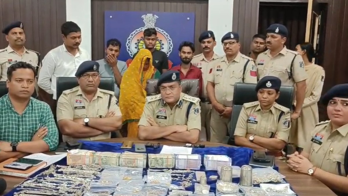 50 लाख की चोरी का खुलासा : पुलिस ने छत्तीसगढ़ और महाराष्ट्र से 5 आरोपियों को दबोचा, पकड़े जाने के डर से जमीन में गाड़ दिया था गहना
