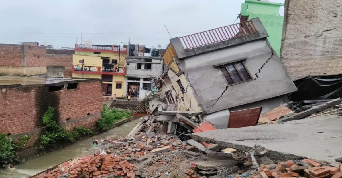 देवभूमि में तबाही! लगातार बारिश से ढहे मकान, आसपास के मकान हुए कमजोर, प्रशासन ने कराया खाली