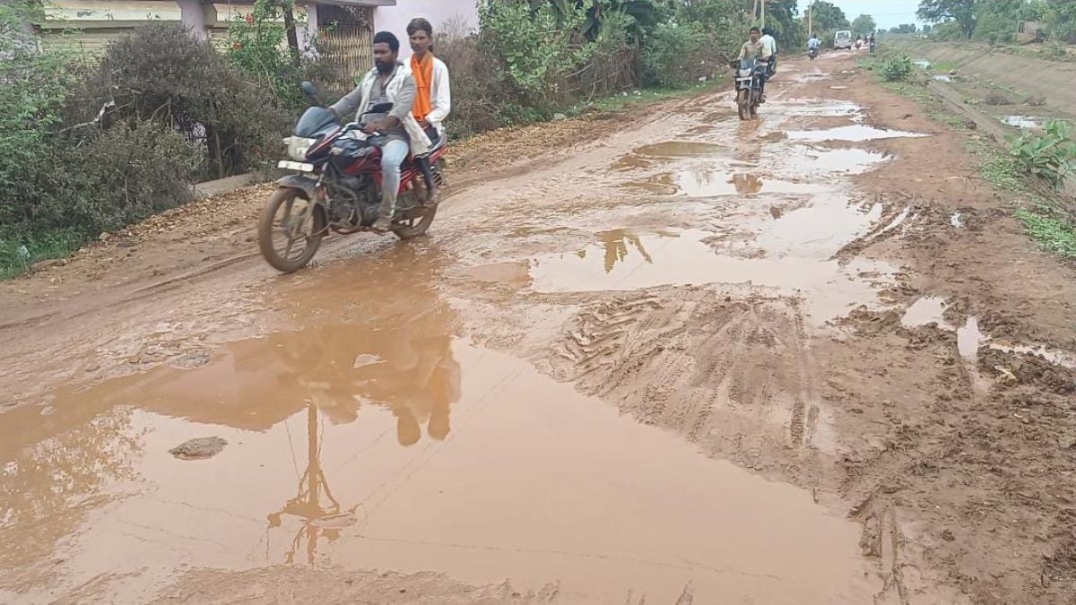 मधुशाला तक जाना शराब प्रेमियों के लिए बना जानलेवा, गड्ढे और कीचड़ भरे मार्ग से त्रस्त लोगों ने कहा- यह सड़क नहीं, सज़ा है…