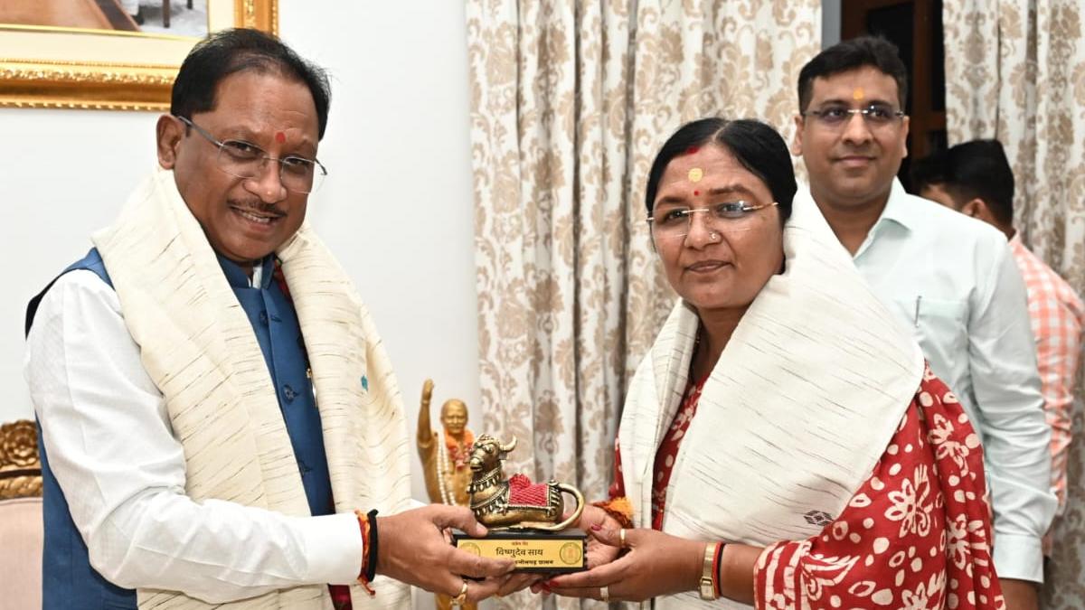 CM साय से केंद्रीय महिला एवं बाल विकास राज्य मंत्री सावित्री ठाकुर ने मुलाकात, महिलाओं-बच्चों के लिए संचालित योजनाओं पर की चर्चा…