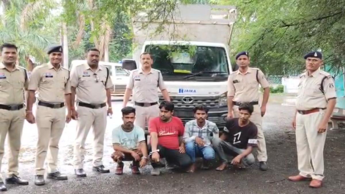 CG NEWS: अवैध पशु तस्करी कर रहे 4 आरोपियों को पुलिस किया गिरफ्तार, दो गाड़ियों से 6 भैंस बरामद…