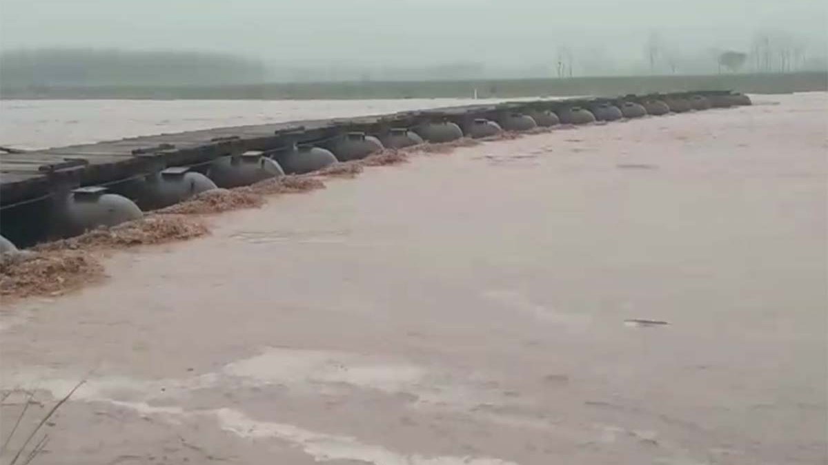 पंजाब के सात गांवों का टूटा सड़क संपर्क, रावी नदी पर अस्थायी पुल हटने से ग्रामीणों की बढ़ी मुसीबत