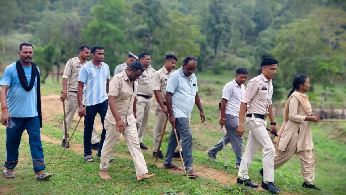 पुलिसकर्मियों पर जानलेवा हमला : चोरी की जांच करने पहुंचे आरक्षकों पर ग्रामीणों ने बोला धावा, तीन जवान घायल, हिरासत में 4 आरोपी