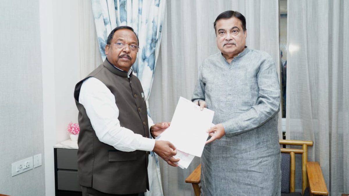 मंत्री रामविचार नेताम ने केंद्रीय मंत्री नितिन गडकरी से की मुलाकात, बलरामपुर में 10 किमी फोरलेन बायपास मार्ग बनाने दिया प्रस्ताव