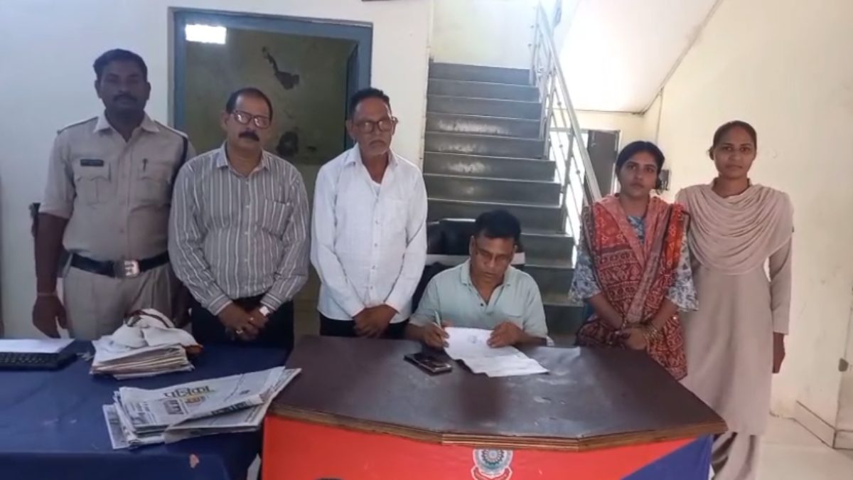 43,00,000 रुपये की ठगी : सरकारी नौकरी के नाम पर फर्जीवाड़ा, पुलिस ने पैसे देने और लेने वालों पर एक साथ की कार्रवाई