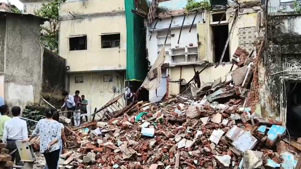 नगर निगम की बड़ी लापरवाही: जर्जर मकान के आधे हिस्से को गिराकर छोड़ दिया, हो सकता है बड़ा हादसा