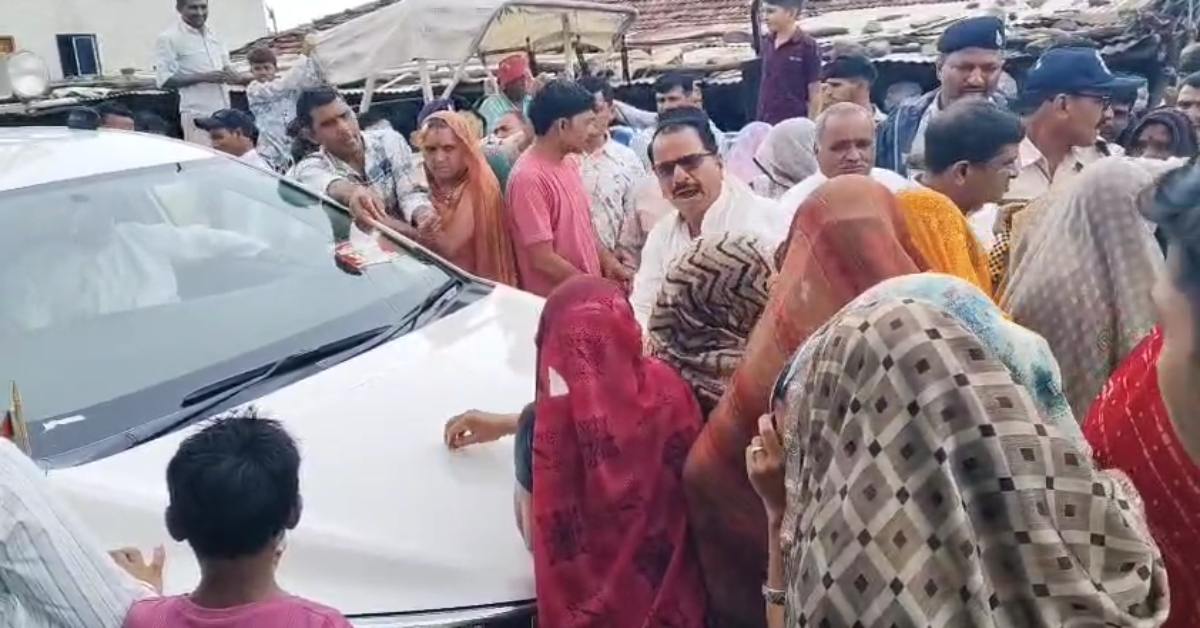 शिकायत के बाद भी नींद में ‘निकम्मा सिस्टम’: राजस्व मंत्री का ग्रामीणों ने रोका काफिला, महिलाओं ने कहा- रोड बनवा दीजिए साहब