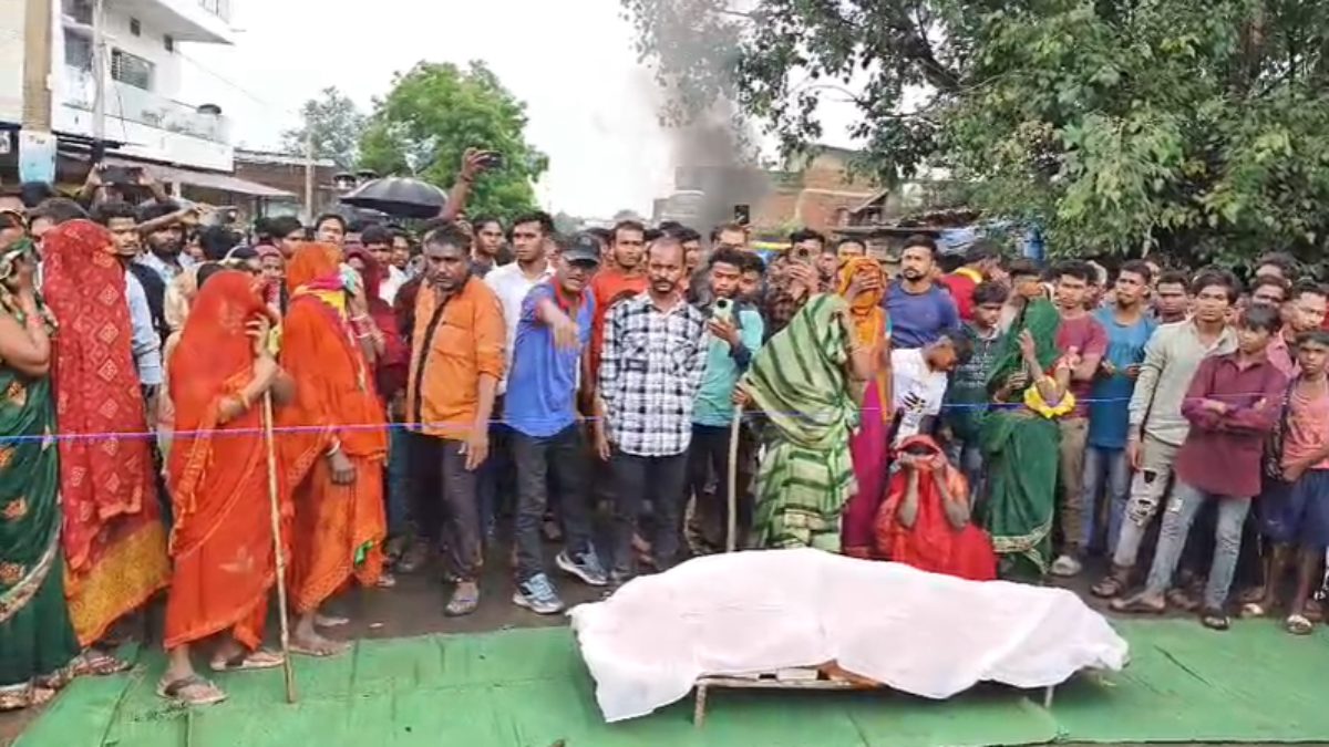 तेज रफ्तार इनोवा ने ली महिला की जान : आक्रोशित ग्रामीणों ने शव रखकर किया चक्काजाम, मौके पर पहुंचे एसडीएम और पुलिस अधिकारी
