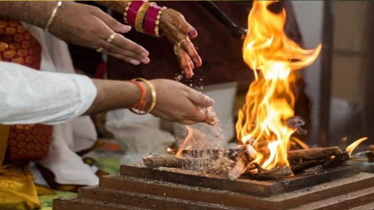 पूजा में हमेशा दाहिने हाथ से ही क्यों चढ़ाई जाती है सामग्री? जानिए शास्त्रों और परंपरा का कारण