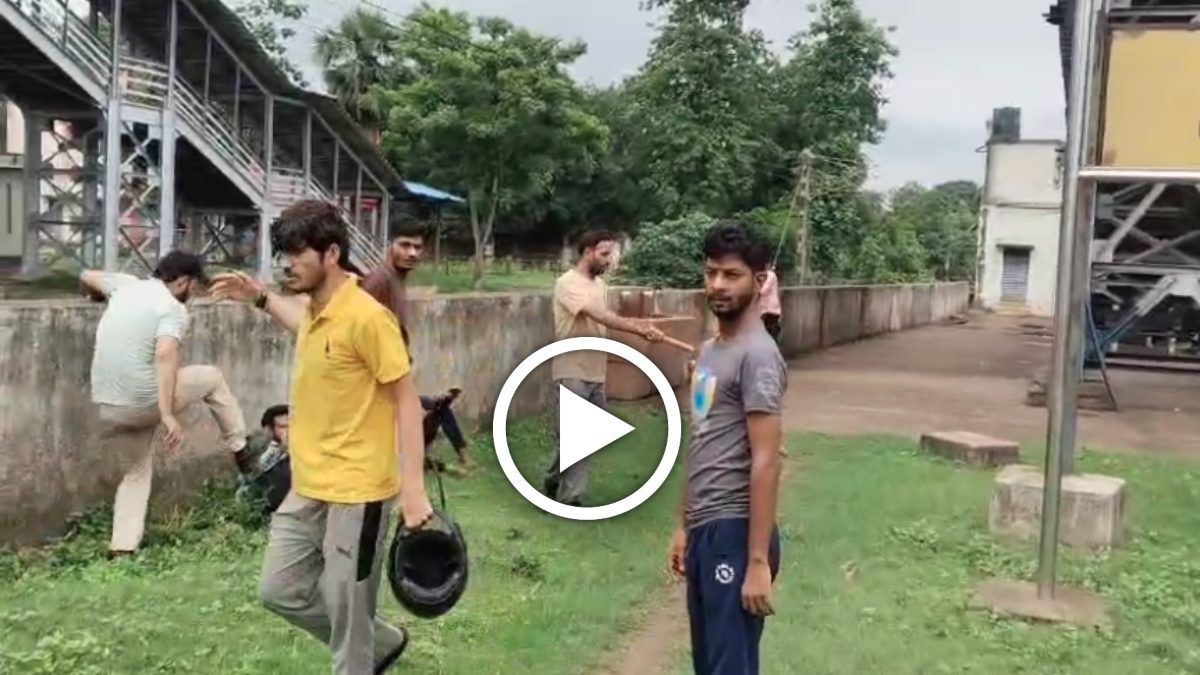 24 घंटे काम करवाकर 8 घंटे की देते थे मजदूरी, नौकरी छोड़कर घर जा रहे मजदूरों को MSP प्लांट के गुंडों ने पीटा, देखें Video …