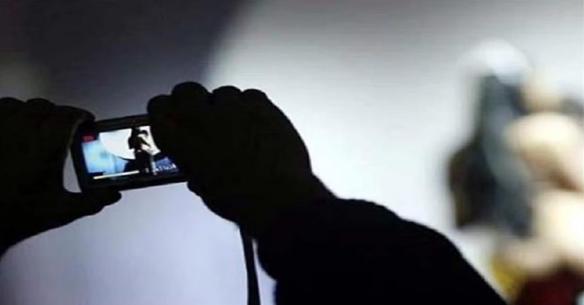 ‘तुम हमारे साथ…’, नहाते हुए छात्रा का बनाया अश्लील VIDEO, फिर हॉस्टल के मैनेजर और कर्मचारी ने किया ब्लैकमेल, नहीं मानी तो कर दिया बड़ा कांड