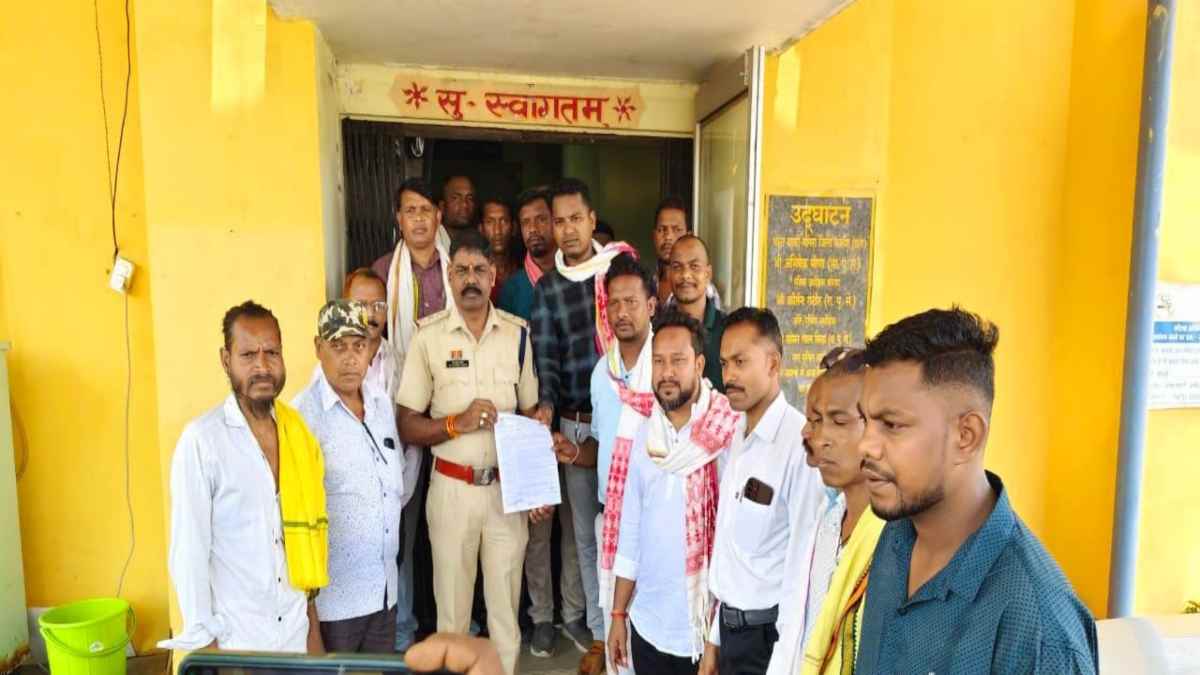 थाने में आदिवासी किसान की पिटाई : भाजपा नेत्री समेत उनके साथियों के खिलाफ FIR दर्ज, आक्रोशित समाज ने कार्रवाई नहीं होने पर आंदोलन की दी है चेतावनी