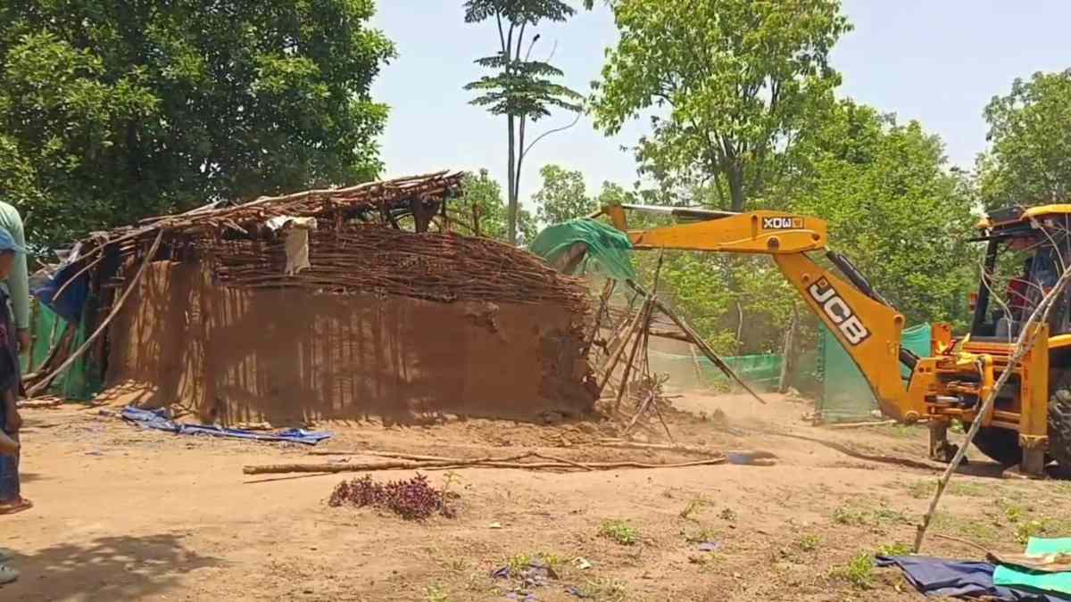 उदंती अभ्यारण क्षेत्र में अवैध बस्ती पर चला बुलडोजर, 29 लोगों ने हजारों पेड़ काटकर वन भूमि पर किया था कब्जा