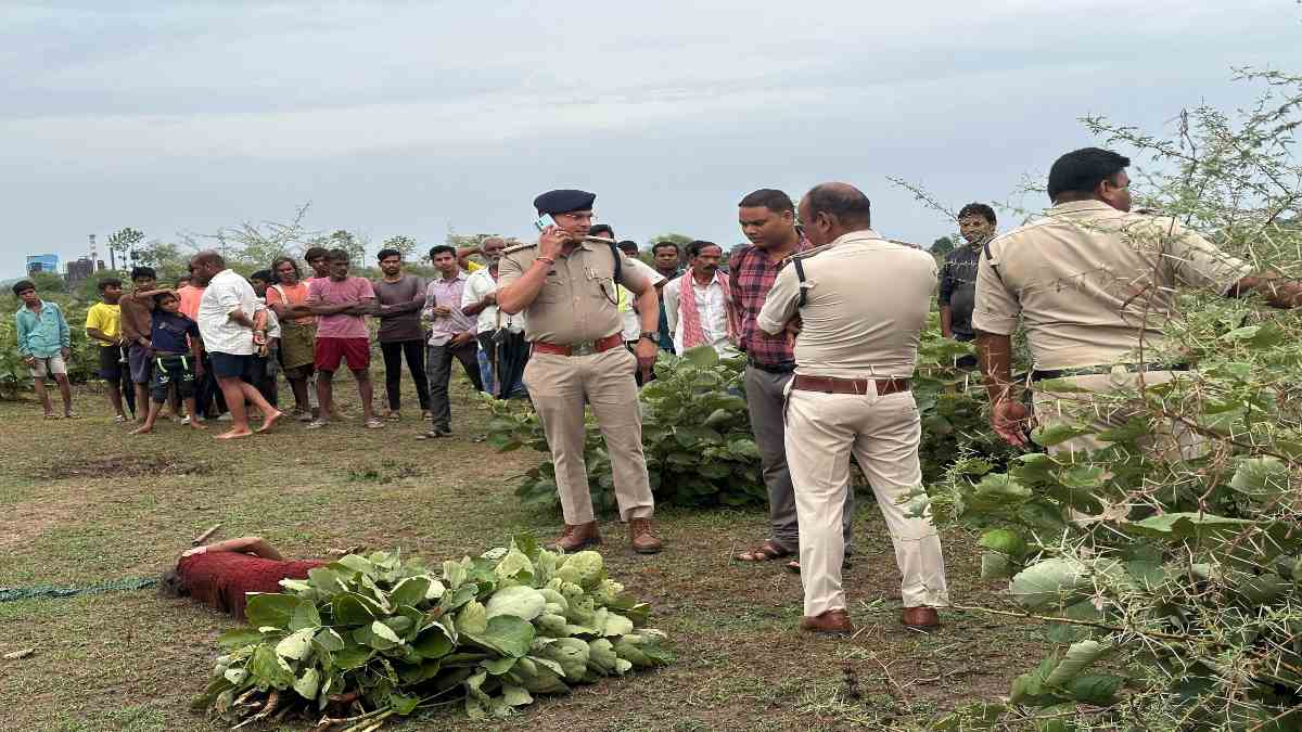 CG Crime : घर से 100 मीटर दूर मिली महिला की लाश, इलाके में फैली सनसनी