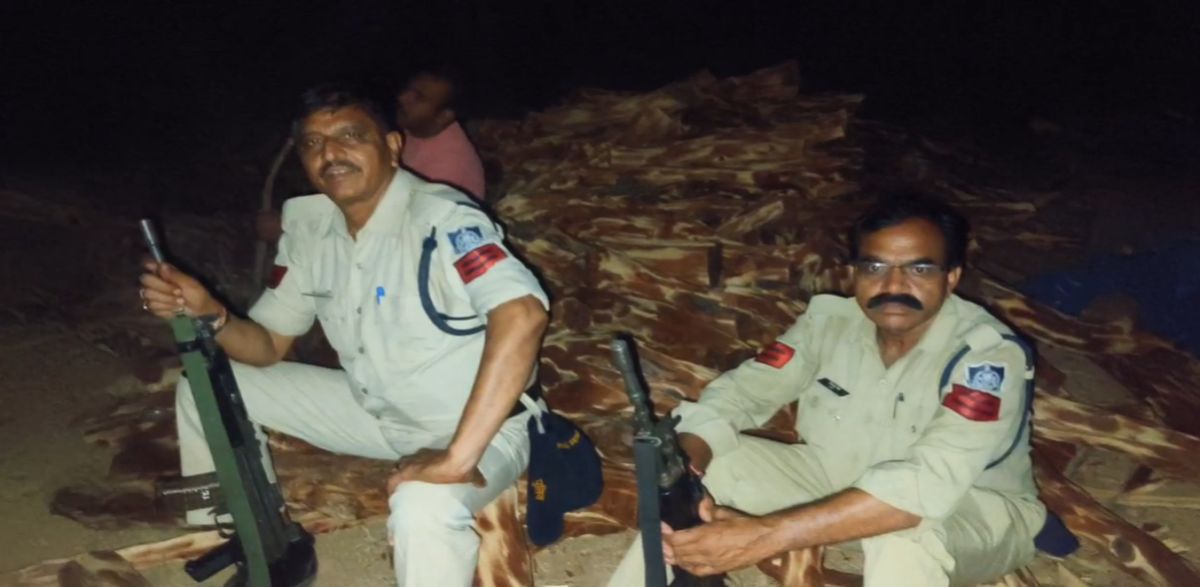 देर रात लकड़ी तस्कर और पुलिस के बीच फायरिंगः लाखों की खैर लकड़ी छोड़ भागे तस्कर, फरार तस्करों की तलाश जारी