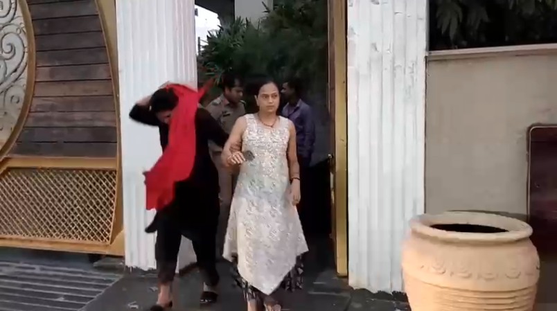 तोमर ब्रदर्स केस : हिस्ट्रीशीटर वीरेंद्र तोमर की पत्नी को पुलिस ने किया गिरफ्तार, पति और रोहित तोमर अभी भी फरार