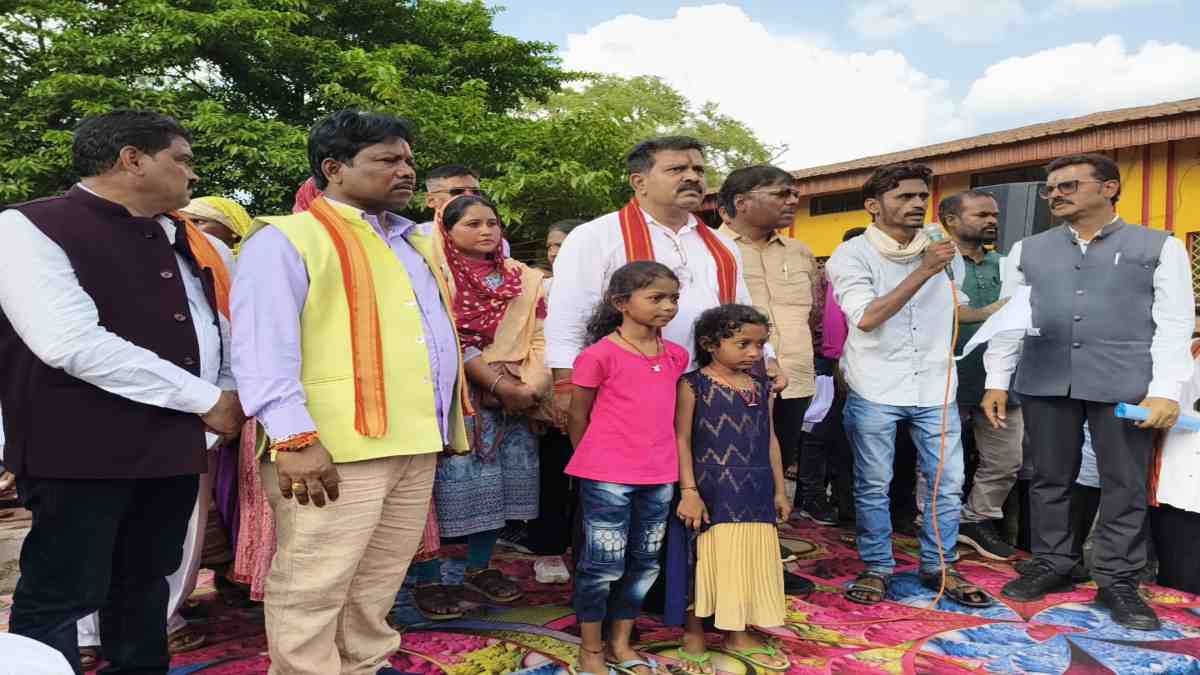 नक्सल पीड़ितों ने निकाली विशाल रैली, नक्सलवाद खत्म करो, बस्तर को बचाओ के लगाए नारे, डिप्टी सीएम को बताई अपनी पीड़ा, विजय शर्मा ने की ये बड़ी घोषणा