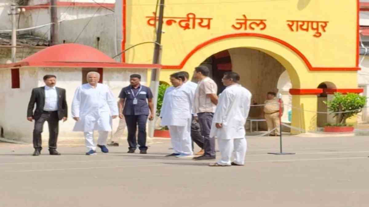 सेंट्रल जेल पहुंचे भूपेश बघेल, पूर्व मंत्री लखमा से की मुलाकात, अस्वस्थ होने पर जताई चिंता, कहा – समय बदलते देर नहीं लगता…