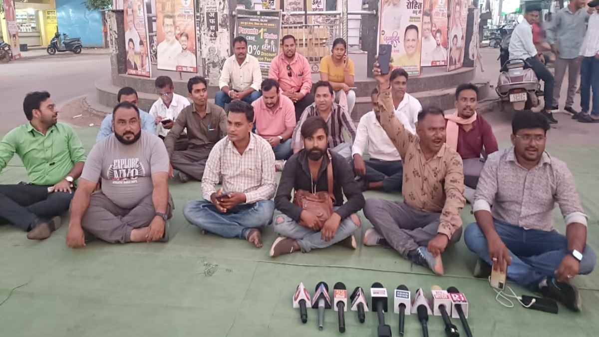 रेत माफियाओं ने पत्रकारों को दौड़ा-दौड़ाकर पीटा : धरने पर बैठे पत्रकार, माइनिंग अफसर पर सांठगाठ का आरोप, आरोपियों की गिरफ्तारी और खनिज अधिकारी को हटाने की मांग