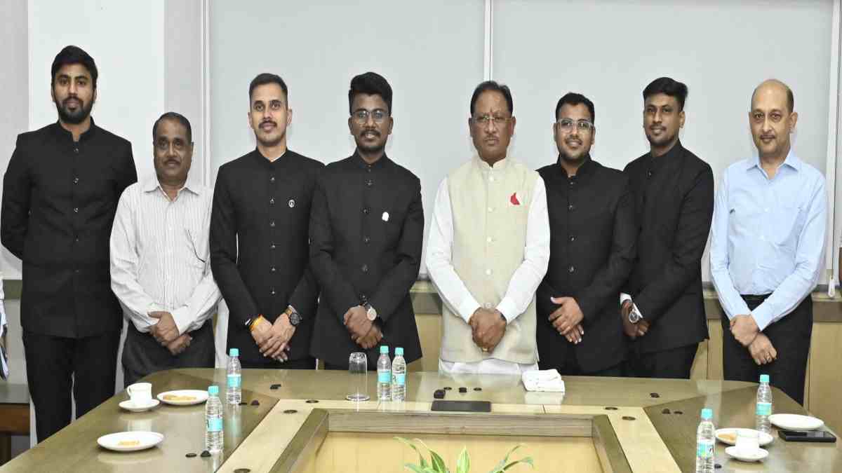 सीएम से IAS 2024 बैच के प्रशिक्षु अधिकारियों ने की मुलाकात, विष्णुदेव साय ने दी शुभकामनाएं