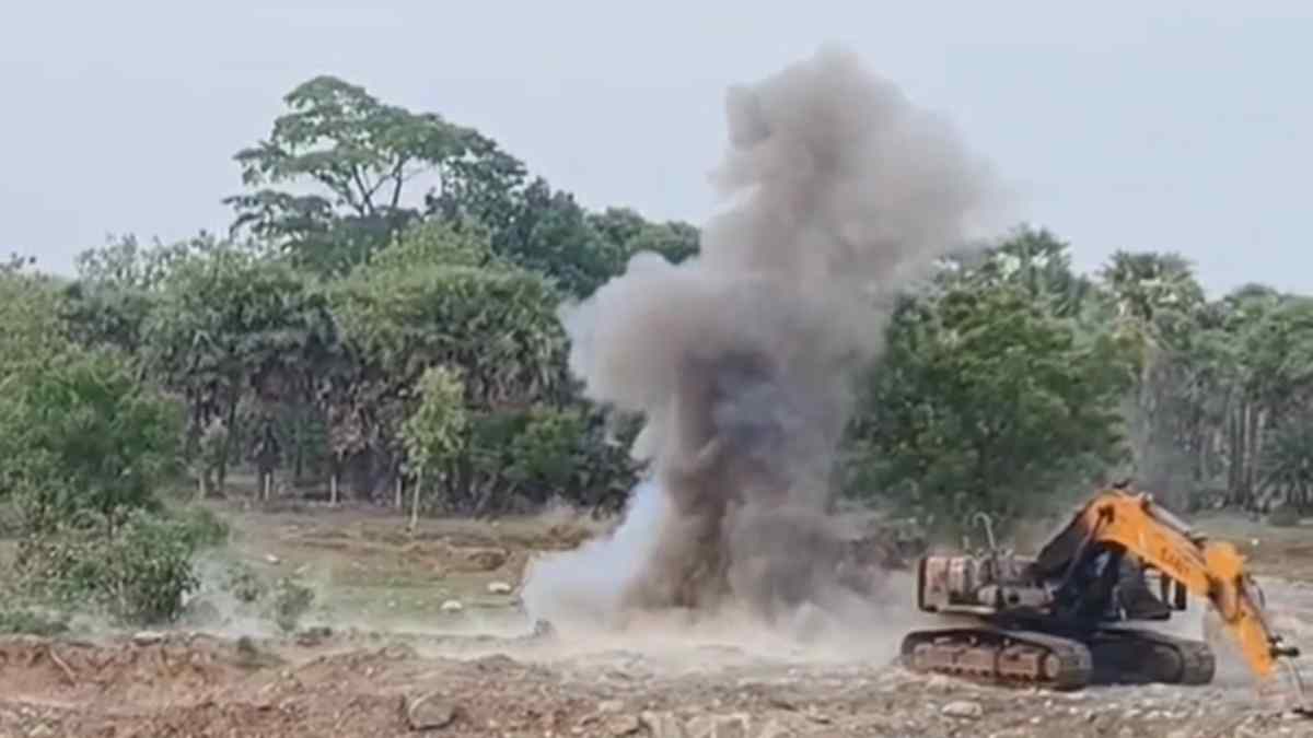 नक्सलियों ने पोकलेन के आगे-पीछे लगा रखी थी IED, सर्चिंग के दौरान जवानों को मिला एक आईईडी, मौके पर ही किया डिफ्यूज