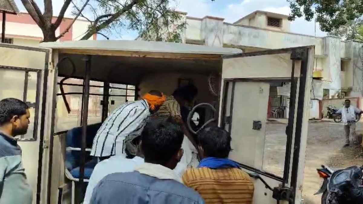 करंट से दो लोगों की मौत, ग्रामीणों ने बिजली विभाग को ठहराया घटना का जिम्मेदार, दोषियों पर कार्रवाई की मांग