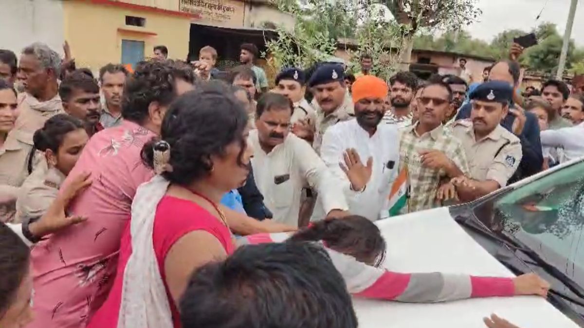 गुस्साए ग्रामीणों ने मंत्री को घेराः कार से उतरने नहीं दिए, लगाए गो बैक के नारे, जानिए क्या है मामला