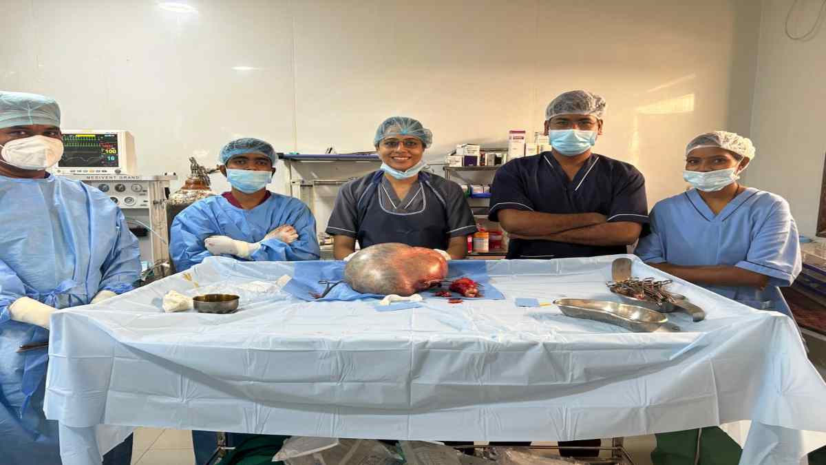डाॅक्टर ने बचाई महिला की जान, आपरेशन कर पेट से  निकाला 6.5 किलो का गोला