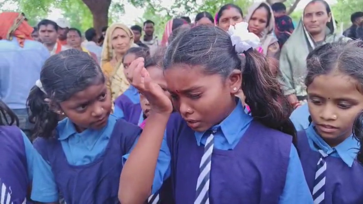 शिक्षिका के तबादले से छलका बच्चों का दर्द : छात्रा ने छोड़ा खाना, कलेक्ट्रेट पहुंचे स्कूली बच्चियों ने लगाई गुहार, कहा- हमें वही मैडम चाहिए, देखें Video…