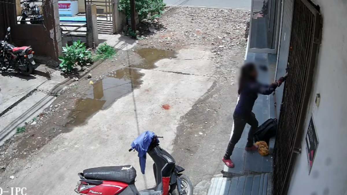 पुलिस के सामने हुई निर्वस्त्र, घर में आग लगाने की कोशिश, भोपाल में रेप पीड़िता ने जमकर काटा बवाल