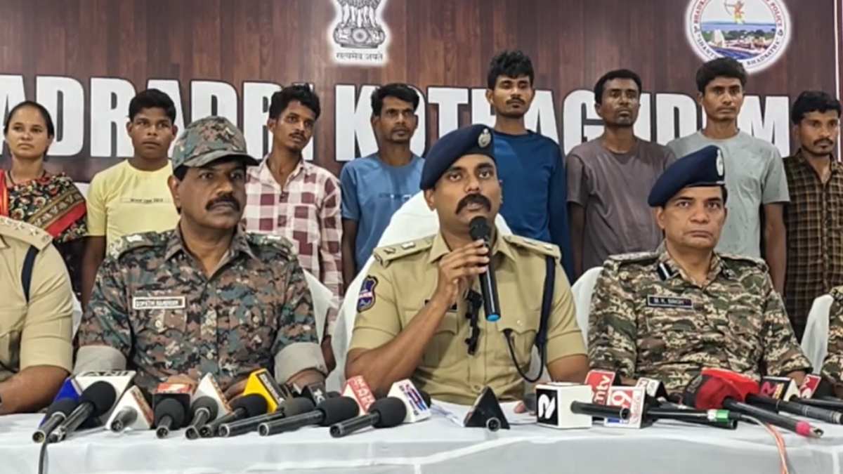 12 नक्सलियों ने किया सरेंडर, 26 लाख के इनामी माओवादी भी शामिल