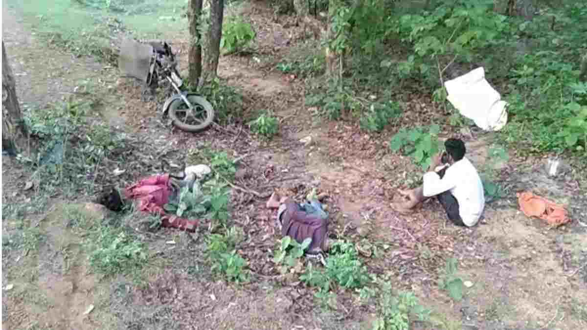 CG News : पेड़ से टकराई तेज रफ्तार बाइक, दो युवकों की मौत, एक की हालत गंभीर