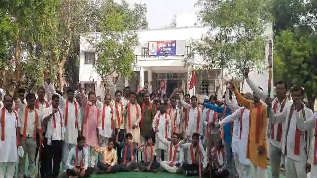नाबालिग से छेड़छाड़ की घटना को लेकर थाने का घेरावः देर रात तक हंगामा, आरोपियों की गिरफ्तारी नहीं होने पर दी आंदोलन की चेतावनी