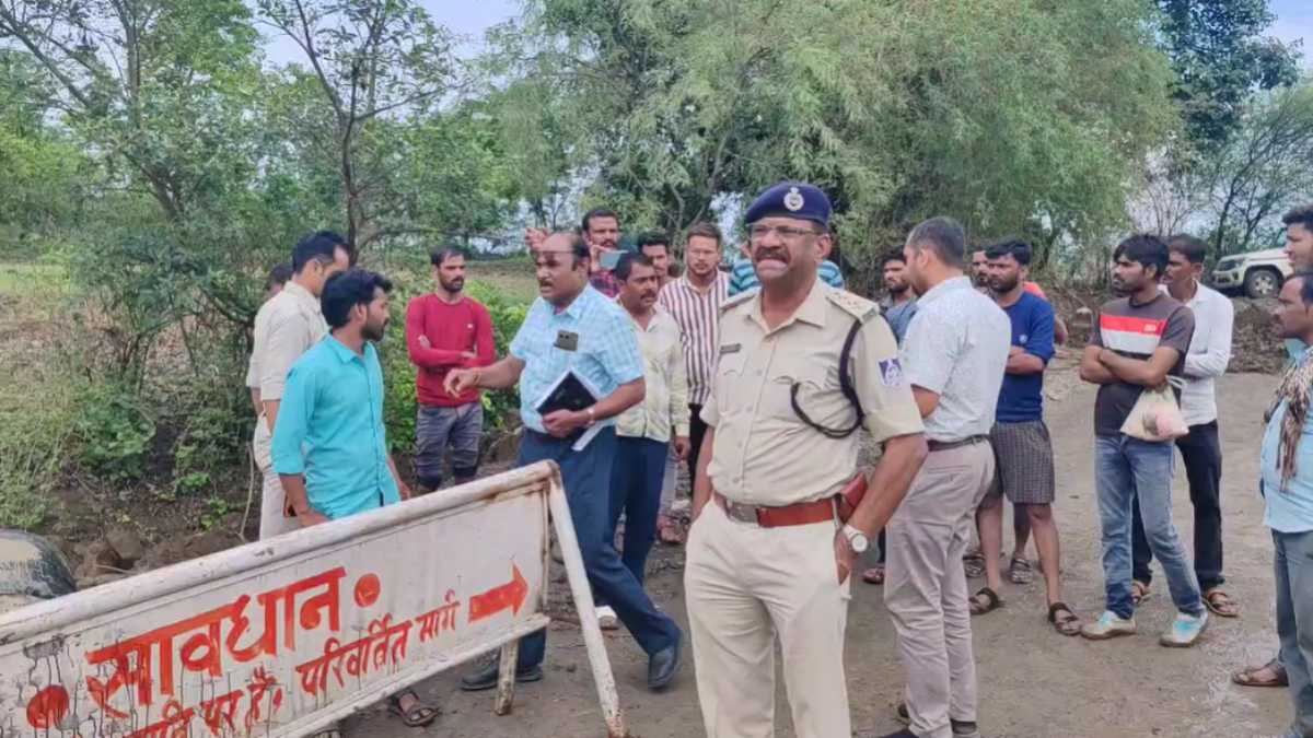 बड़ा हादसाः मकान गिरने से एक ही परिवार के 5 लोग दबे, भारी बारिश के कारण गिरा कच्चा घर, पति पत्नी और 3 मासूम बच्चे अस्पताल में भर्ती