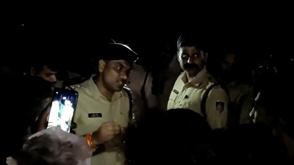 शिक्षक की हत्या के बाद देर रात चक्काजामः 19 पर हत्या, हत्या का प्रयास की धाराओं में केस, आरोपियों की गिरफ्तारी और बुलडोजर चलाने की मांग